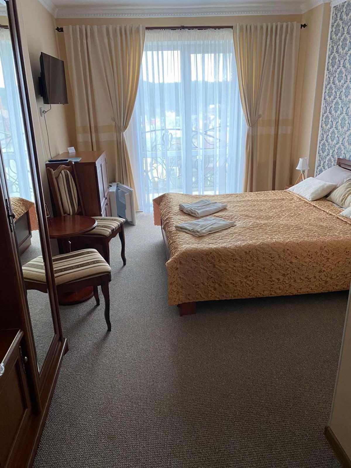 Hotel Three Korony Skhidnytsia Dış mekan fotoğraf